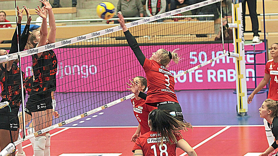 ENERGIEBÜNDEL IN AKTION: Luisa Keller (3) steht nach ihrer Bänderverletzung wohl vor der Rückkehr in die Startaufstellung der Raben, wo sie nicht nur als Punktesammlerin am Netz, sondern bekanntlich auch als druckvolle Aufschlägerin und lautstarke Motivatorin gebraucht wird. ENERGIEBÜNDEL IN AKTION: Luisa Keller (3) steht nach ihrer Bänderverletzung wohl vor der Rückkehr in die Startaufstellung der Raben, wo sie nicht nur als Punktesammlerin am Netz, sondern bekanntlich auch als druckvolle Aufschlägerin und lautstarke Motivatorin gebraucht wird.