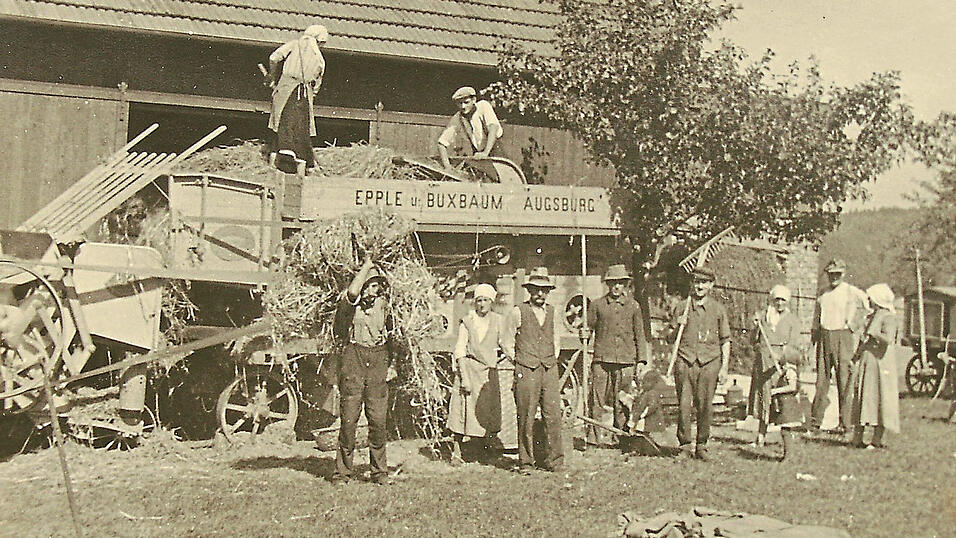 Eine Momentaufnahme aus dem Arbeitsleben um 1935: ein Dreschwagen mit flei&szlig;igen Helfern am Moniberg