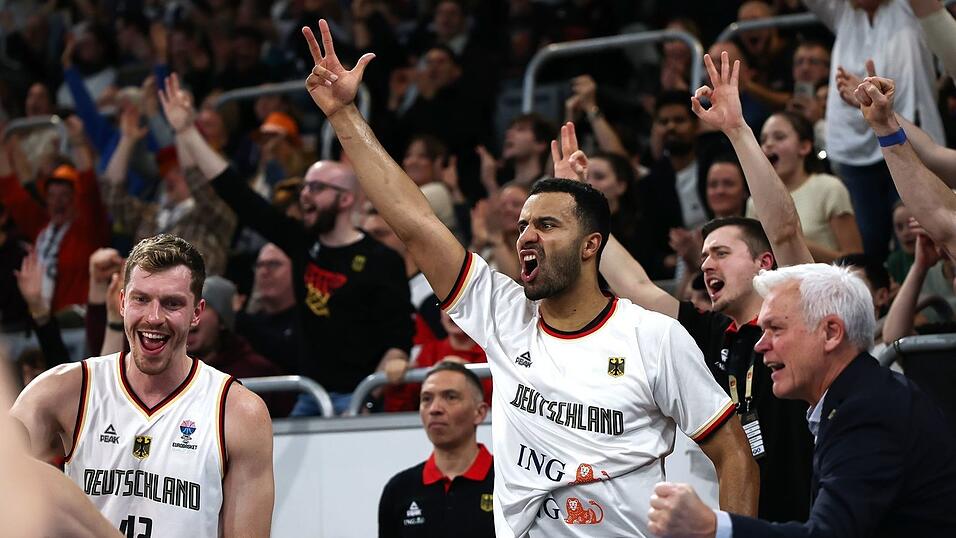 In Feierlaune: Deutschland fährt zur EM. In Feierlaune: Deutschland fährt zur EM.