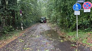 Zufahrtswege an der Gretlmühle mussten nach dem Unwetter freigeschnitten werden. Zufahrtswege an der Gretlmühle mussten nach dem Unwetter freigeschnitten werden.