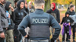 Unerlaubt eingereiste Migranten werden von einem Beamten der Bundespolizei nahe der deutsch-polnischen Grenze in Forst (Lausitz) bewacht. Ein junger Moldauer musste sich in Landshut nun wegen Schleusing von türkischen Staatsangehörigen vor Gericht verantworten. Unerlaubt eingereiste Migranten werden von einem Beamten der Bundespolizei nahe der deutsch-polnischen Grenze in Forst (Lausitz) bewacht. Ein junger Moldauer musste sich in Landshut nun wegen Schleusing von türkischen Staatsangehörigen vor Gericht verantworten.