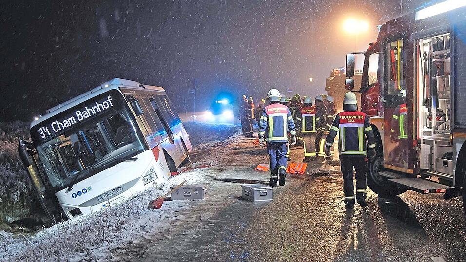 Nach dem Ortsausgang von Hetzenbach in Richtung Zell rutschte der Linienbus auf schneeglatter Fahrbahn die Böschung hinab. Die eingesetzten Feuerwehren befreiten die sieben Insassen, unter denen der Rettungsdienst drei Leichtverletzte registrierte. Nach dem Ortsausgang von Hetzenbach in Richtung Zell rutschte der Linienbus auf schneeglatter Fahrbahn die Böschung hinab. Die eingesetzten Feuerwehren befreiten die sieben Insassen, unter denen der Rettungsdienst drei Leichtverletzte registrierte.