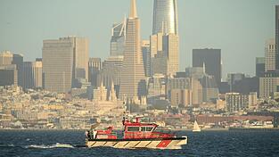 In der Bucht von San Francisco ist ein Boot gekentert.