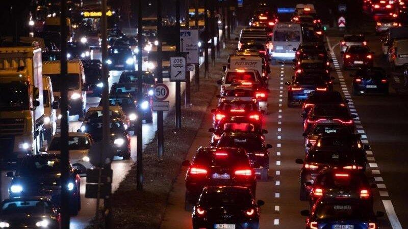 Berufsverkehr auf dem Mittleren Ring in München. Berufsverkehr auf dem Mittleren Ring in München.