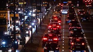 Berufsverkehr auf dem Mittleren Ring in München. Berufsverkehr auf dem Mittleren Ring in München.