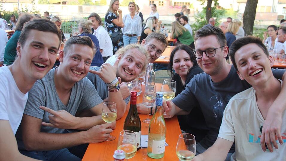 Die Besucher genossen den ersten Abend des Sommergartens auf der Mühleninsel. Die Besucher genossen den ersten Abend des Sommergartens auf der Mühleninsel.
