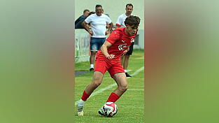 Lukas Steininger von der SpVgg Plattling konnte sich mit dem Team gegen den TV Aiglsbach vor dem Tor nicht durchsetzen.