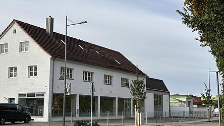 Am Morgen danach ist vor allem am Dachstuhl zu erkennen, dass es hier brannte. 