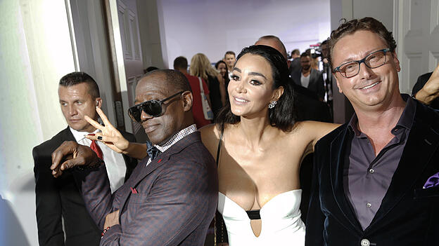 Bernhard Fritsch (rechts) im Rampenlicht mit Wesley Snipes (links) und Verona Pooth auf der Bertelsmann-Party im Jahr 2016 in der Bertelsmann-Repräsentanz in Berlin. Ein Jahr später nahm das FBI den „StarClub“ des gebürtigen Landshuters ins Visier. Bernhard Fritsch (rechts) im Rampenlicht mit Wesley Snipes (links) und Verona Pooth auf der Bertelsmann-Party im Jahr 2016 in der Bertelsmann-Repräsentanz in Berlin. Ein Jahr später nahm das FBI den „StarClub“ des gebürtigen Landshuters ins Visier.