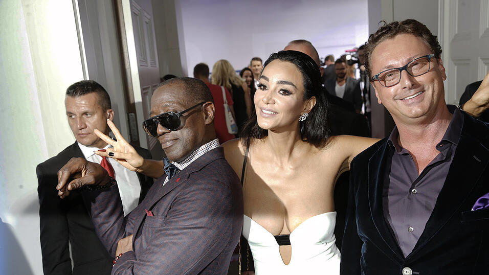 Bernhard Fritsch (rechts) im Rampenlicht mit Wesley Snipes (links) und Verona Pooth auf der Bertelsmann-Party im Jahr 2016 in der Bertelsmann-Repräsentanz in Berlin. Ein Jahr später nahm das FBI den „StarClub“ des gebürtigen Landshuters ins Visier. Bernhard Fritsch (rechts) im Rampenlicht mit Wesley Snipes (links) und Verona Pooth auf der Bertelsmann-Party im Jahr 2016 in der Bertelsmann-Repräsentanz in Berlin. Ein Jahr später nahm das FBI den „StarClub“ des gebürtigen Landshuters ins Visier.
