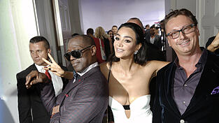 Bernhard Fritsch (rechts) im Rampenlicht mit Wesley Snipes (links) und Verona Pooth auf der Bertelsmann-Party im Jahr 2016 in der Bertelsmann-Repräsentanz in Berlin. Ein Jahr später nahm das FBI den „StarClub“ des gebürtigen Landshuters ins Visier. Bernhard Fritsch (rechts) im Rampenlicht mit Wesley Snipes (links) und Verona Pooth auf der Bertelsmann-Party im Jahr 2016 in der Bertelsmann-Repräsentanz in Berlin. Ein Jahr später nahm das FBI den „StarClub“ des gebürtigen Landshuters ins Visier.