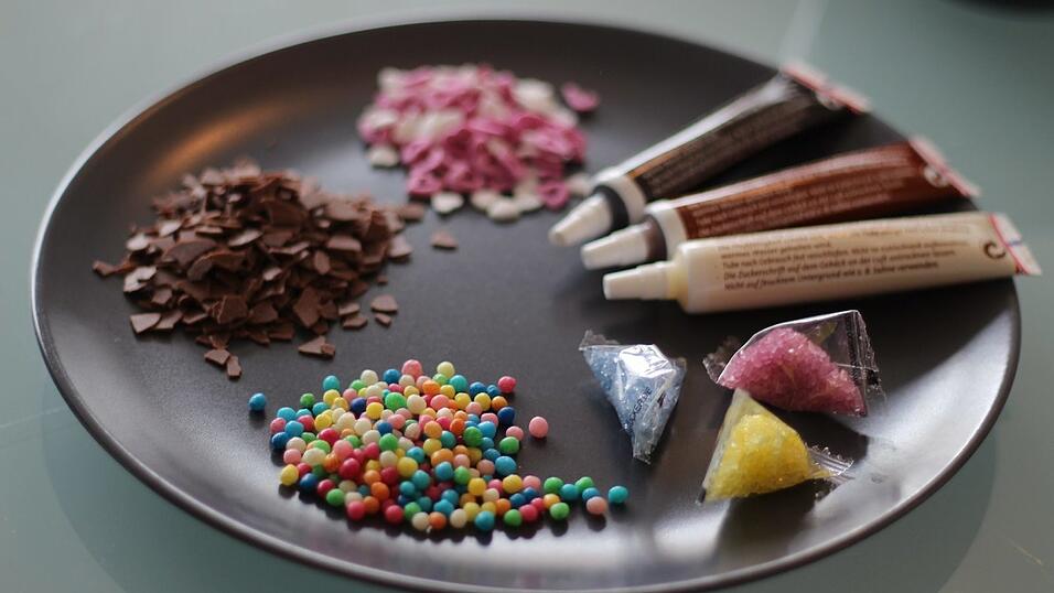 Mit allerlei Zucker-Deko werden die Cake-Pops zum Hingucker. Mit allerlei Zucker-Deko werden die Cake-Pops zum Hingucker.