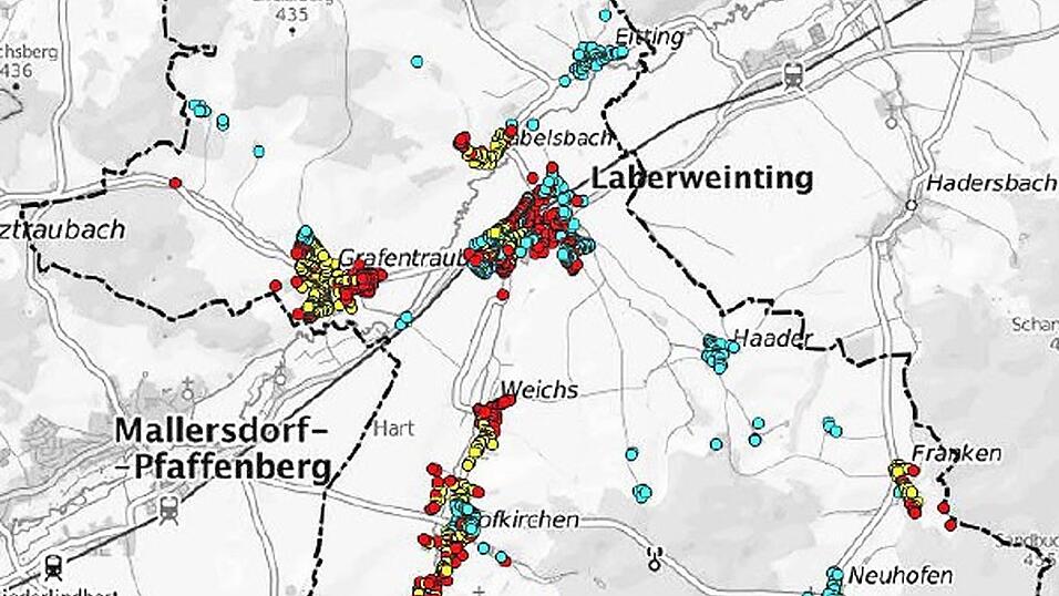 Aktuelle Breitbandsituation in Laberweinting: Die blauen Punkte zeigen die Adressen, die bereits mit mindestens 200 Mbit/s versorgt sind. Die gelben Punkte stellen die grauen Flecken dar, die roten Punkte die wei&szlig;en Flecken, die derzeit am schlechtesten mit Breitband versorgt sind.