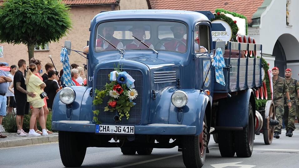 Der Greiner-Oldtimer zieht diesmal die Kutsche mit Bierf&auml;ssern.