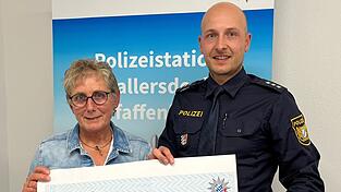 Polizeihauptkommissar Alexander Heigl, Leiter der Polizeistation Mallersdorf-Pfaffenberg, überreichte Minna Lehner ein Anerkennungsschreiben des Präsidiums Niederbayern und eine Geldzuwendung. Das Geld will Minna Lehner nun spenden.