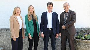 Richter Josef Schratzenstaller (2. v. r.) ist seit Anfang des Jahres im Ruhestand. Seine Nachfolge als Stellvertreterin von Beh&ouml;rdenleiter Johann Duschl (r.) hat Richterin Eva Ruhland (l.) &uuml;bernommen. Julia Knauer ist seit 1. April als neue Familienrichterin am Amtsgericht Landau im Dienst.