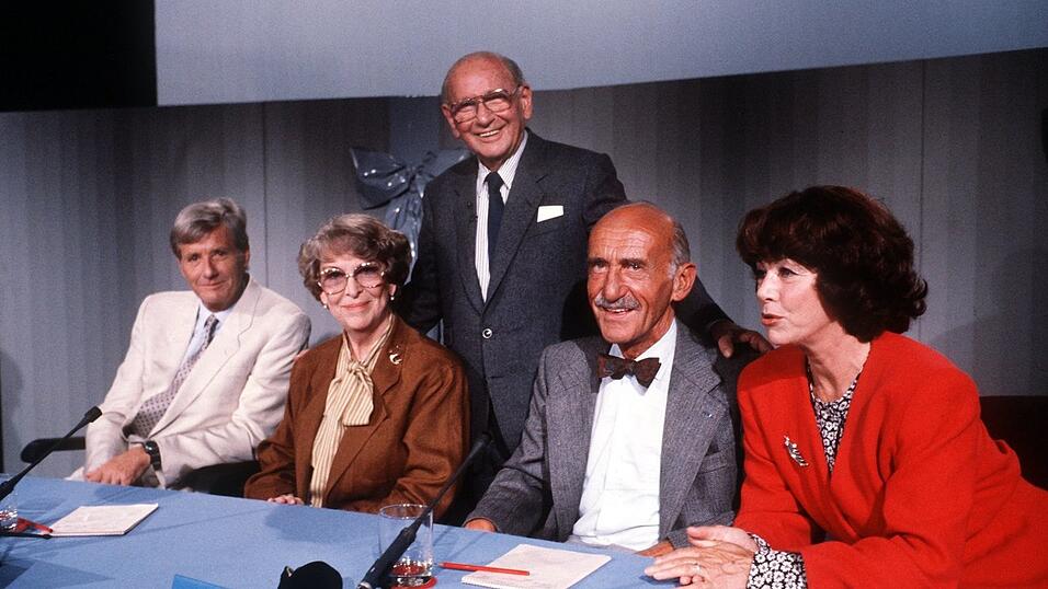 Marianne Koch (r.) gehörte gemeinsam mit Guido Baumann, Annette von Arentin und Hans Sachs (v.l.) zum TV-Rateteam von Moderator Robert Lemke (stehend). (Archivbild) Marianne Koch (r.) gehörte gemeinsam mit Guido Baumann, Annette von Arentin und Hans Sachs (v.l.) zum TV-Rateteam von Moderator Robert Lemke (stehend). (Archivbild)