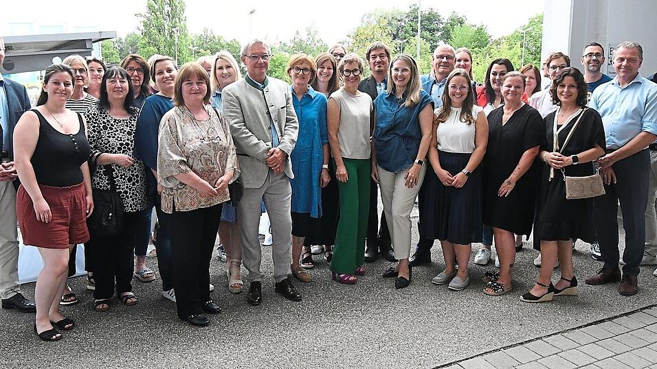 Das Team der internistischen Facharztpraxis in Vilsbiburg mit Allgemeinärztin Anita Krstevska-Tashovska (8. v. li.), Dr. Rüdiger Meesters (daneben), Gudrun Mendler 13. v. li.), Bürgermeisterin Sibylle Entwistle (daneben), den Lakumed Geschäftsführern und einigen Chefärzten des Krankenhauses. Das Team der internistischen Facharztpraxis in Vilsbiburg mit Allgemeinärztin Anita Krstevska-Tashovska (8. v. li.), Dr. Rüdiger Meesters (daneben), Gudrun Mendler 13. v. li.), Bürgermeisterin Sibylle Entwistle (daneben), den Lakumed Geschäftsführern und einigen Chefärzten des Krankenhauses.
