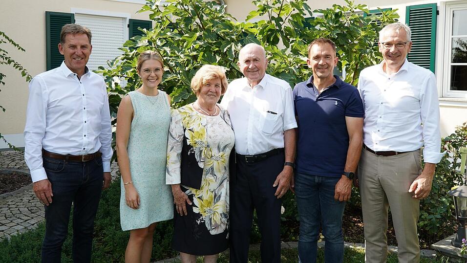 B&uuml;rgermeister Herbert Sporrer (v. l.), Enkelin Emilia, Theresia und Franz Stangl, Sohn Stefan und Landrat Werner Bumeder