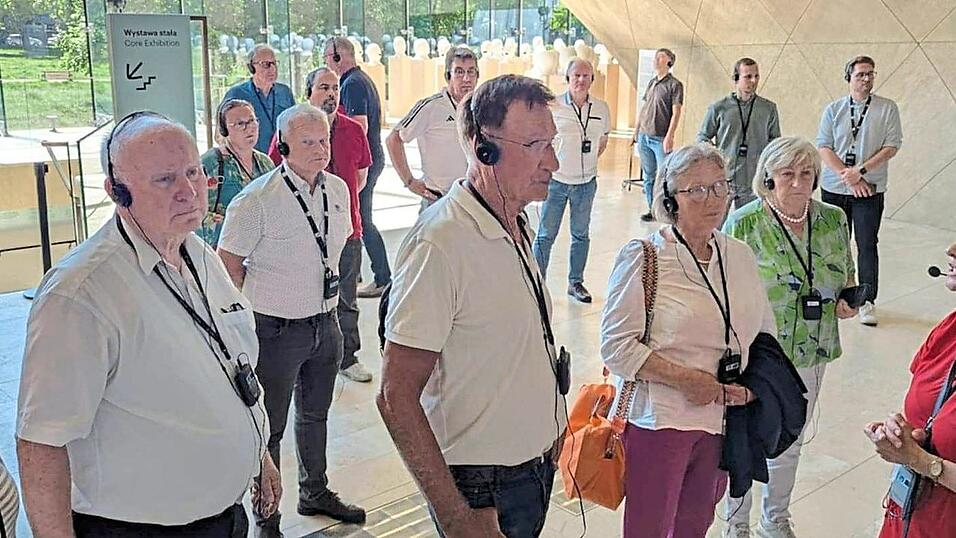 Die Gruppe besichtigte das Museum „Polin“. Die Gruppe besichtigte das Museum „Polin“.