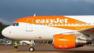 Die Fluggesellschaft Easyjet hat einen Piloten freigestellt, weil er angeblich betrunken und nackt in einer Hotelbar umherirrte. (Symbolbild)