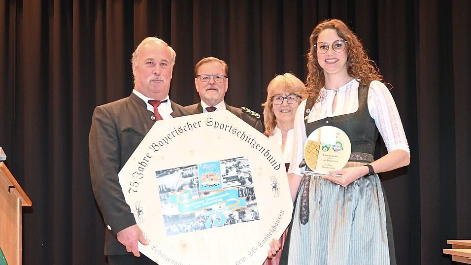 Sandelzhausens Sch&uuml;tzenmeister Raimund Beck, Gausch&uuml;tzenmeister Maximilian Holzmayr und seine Vizin Annemarie Kuffer sowie Sandelzhausens zweite Sch&uuml;tzenmeisterin Verena Reitmeier (v. l.) mit der Scheibe.