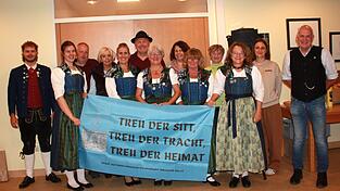 Die neue Vorstandschaft mit Elfriede Brandl ( 7.v.l.) an der Spitze