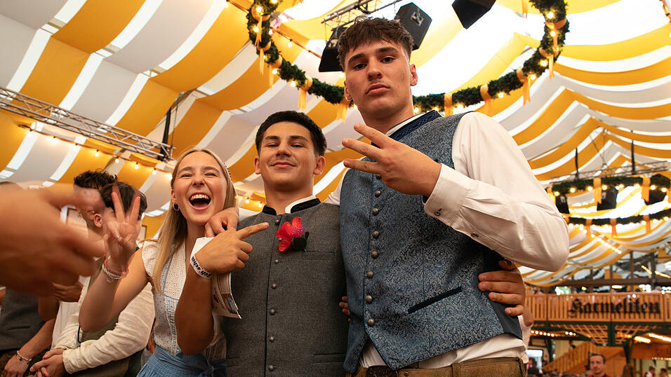 Das sind die Partybilder vom Dienstag, 12. August, aus dem Festzelt Nothaft. Das sind die Partybilder vom Dienstag, 12. August, aus dem Festzelt Nothaft.