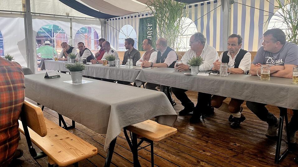 Die Pressekonferenz in der Fischbraterei Schmalzl.
