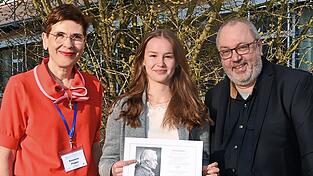 Schulleiterin Susanne Poppe mit Simone Kellerer und Lehrer Wolfgang Melchior. Schulleiterin Susanne Poppe mit Simone Kellerer und Lehrer Wolfgang Melchior.