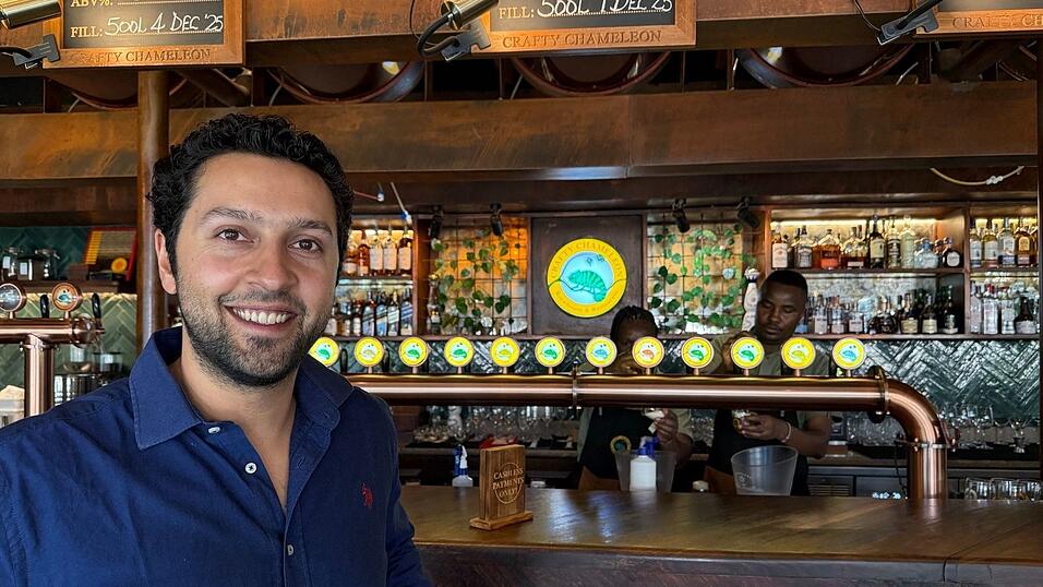 Arjun Malhotra steht an der Bar seines Biergartens &laquo;Crafty Chameleon&raquo;.