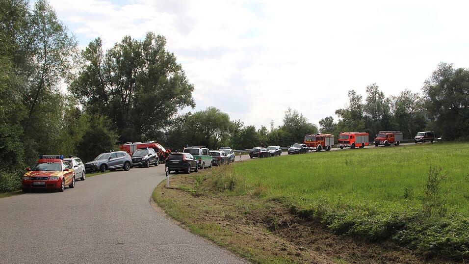 Bei Poikam im Landkreis Kelheim hat sich ein Schiff quergestellt. Bei Poikam im Landkreis Kelheim hat sich ein Schiff quergestellt.