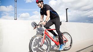 Rückentraining: Lenker und Sitz müssen beim Radfahren passend eingestellt sein.