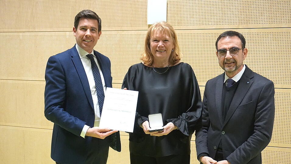 Irmgard Scherübl mit der Medaille (Mitte), neben ihr Patrick Grossmann (links) und Klaus Holetschek.