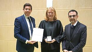 Irmgard Scherübl mit der Medaille (Mitte), neben ihr Patrick Grossmann (links) und Klaus Holetschek.