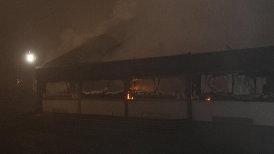 Die Kultdisko Penker in Ascha ist am frühen Mittwochmorgen in Flammen aufgegangen. Die Kultdisko Penker in Ascha ist am frühen Mittwochmorgen in Flammen aufgegangen.