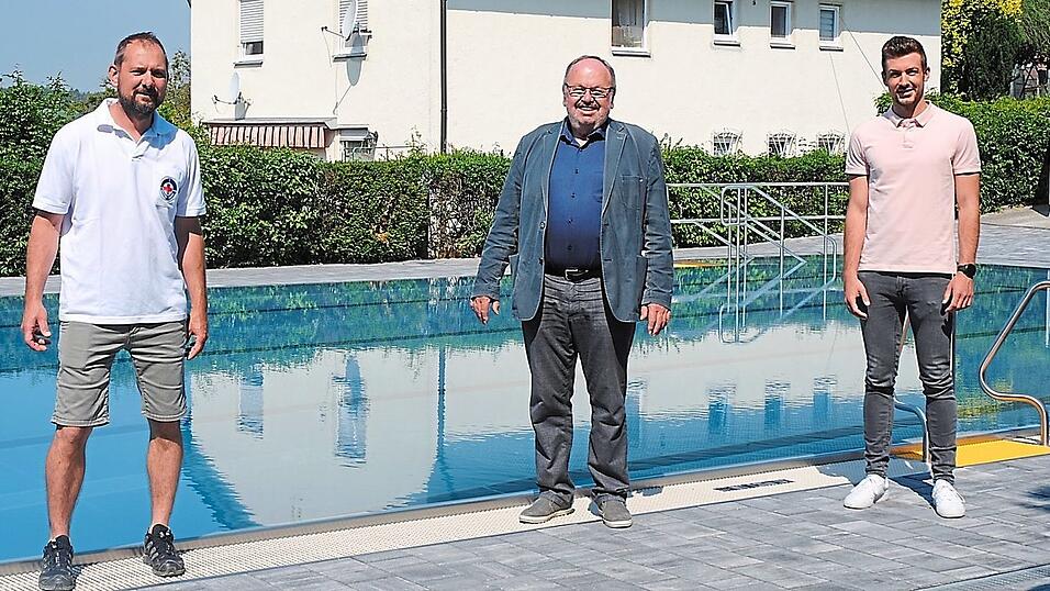 Bademeister Armin Späthe, Bürgermeister Ludwig Robold und Tobias Kerle von der Gemeindeverwaltung freuen sich, dass das Freibad endlich wieder geöffnet ist. Bademeister Armin Späthe, Bürgermeister Ludwig Robold und Tobias Kerle von der Gemeindeverwaltung freuen sich, dass das Freibad endlich wieder geöffnet ist.