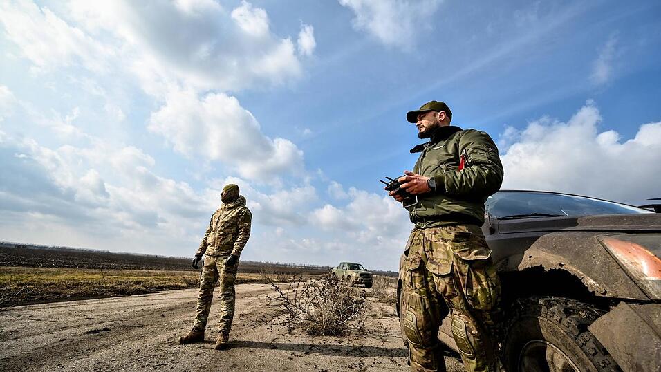 Angehörige einer ukrainischen Brigade kontrollieren Drohnenalgorithmen bei Saporischschja. Angehörige einer ukrainischen Brigade kontrollieren Drohnenalgorithmen bei Saporischschja.