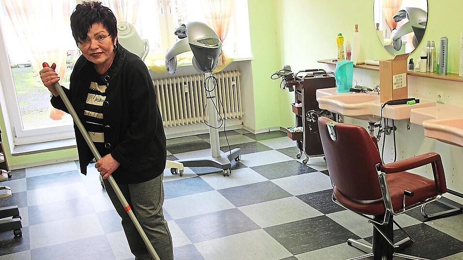 Anneliese Greil hat von 1974 bis 1977 im Friseurladen von Erhard Mühle eine Ausbildung absolviert. Zum 30. November schließt sie.
