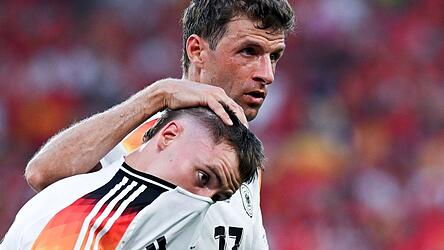 M&uuml;ller (hinten) hat eine klare Meinung zum Wirtz-Wechsel in die englische Liga. (Archivbild)