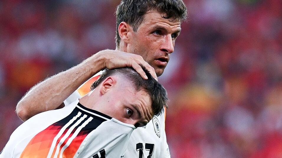 Müller (hinten) hat eine klare Meinung zum Wirtz-Wechsel in die englische Liga. (Archivbild) Müller (hinten) hat eine klare Meinung zum Wirtz-Wechsel in die englische Liga. (Archivbild)