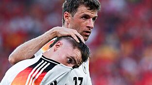 M&uuml;ller (hinten) hat eine klare Meinung zum Wirtz-Wechsel in die englische Liga. (Archivbild)