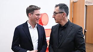 Cem &Ouml;zdemir (r) und Manuel Hagel (l) wollen gemeinsam die neue Landesregierung f&uuml;hren. (Archivbild)