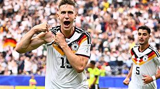 Deutschland lässt die Muskeln spielen, Nico Schlotterbecks Jubel nach seinem Kopfballtor. Deutschland lässt die Muskeln spielen, Nico Schlotterbecks Jubel nach seinem Kopfballtor.