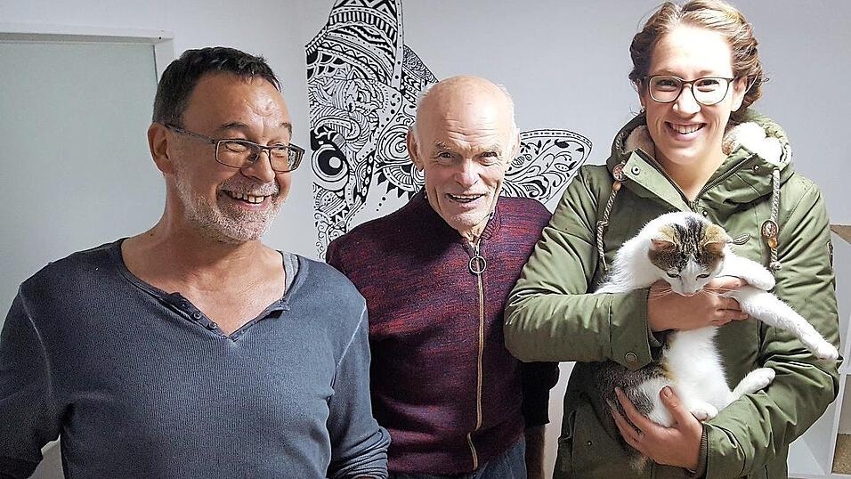 Tierhilfevorsitzender Erwin Engl (links) und seine Stellvertreterin Lisa Malter mit Ludwig M&uuml;ckl, der dem Verein Platz f&uuml;r das Katzenhaus zur Verf&uuml;gung stellt.