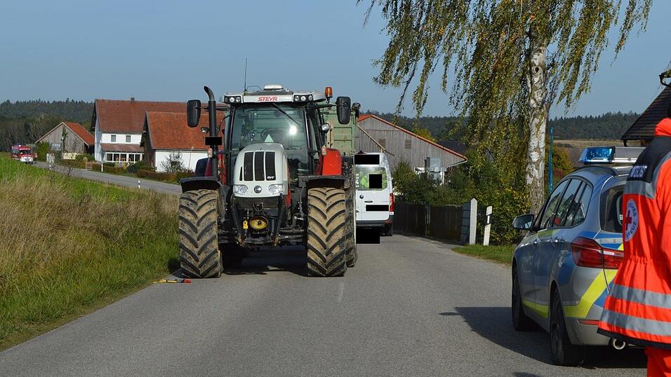 Zwischen Obergambach und Hohenthann (Landkreis Landshut) wurde am Mittwoch ein Mann von einem Traktor-Anh&auml;nger &uuml;berrollt und get&ouml;tet.