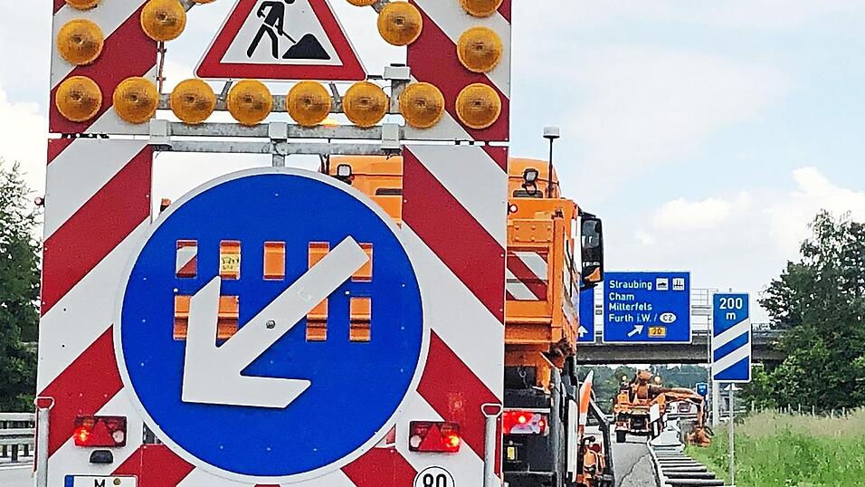 Eine Wanderbaustelle auf der A 3: Sicherungsanhänger weisen die Verkehrsteilnehmer darauf hin, dass vorne gearbeitet wird, und zeigen an, wie vorbeizufahren ist. Sollte nur noch eine Spur zur Verfügung stehen oder der Verkehr über den Standstreifen geleitet werden müssen, geht das nur zu verkehrsarmen Zeiten. Eine Wanderbaustelle auf der A 3: Sicherungsanhänger weisen die Verkehrsteilnehmer darauf hin, dass vorne gearbeitet wird, und zeigen an, wie vorbeizufahren ist. Sollte nur noch eine Spur zur Verfügung stehen oder der Verkehr über den Standstreifen geleitet werden müssen, geht das nur zu verkehrsarmen Zeiten.