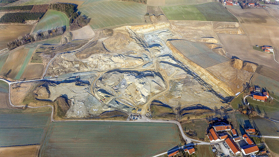 Die Bentonitgrube bei Binsham in der Gemeinde Tiefenbach ist l&auml;ngst verf&uuml;llt, jetzt steht dort ein Solarpark.