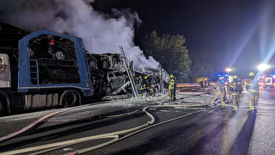 Auf der A3 zwischen den Anschlussstellen Regensburg-Ost und Neutraubling brannte am Montagmorgen ein Autotransporter. Auf der A3 zwischen den Anschlussstellen Regensburg-Ost und Neutraubling brannte am Montagmorgen ein Autotransporter.