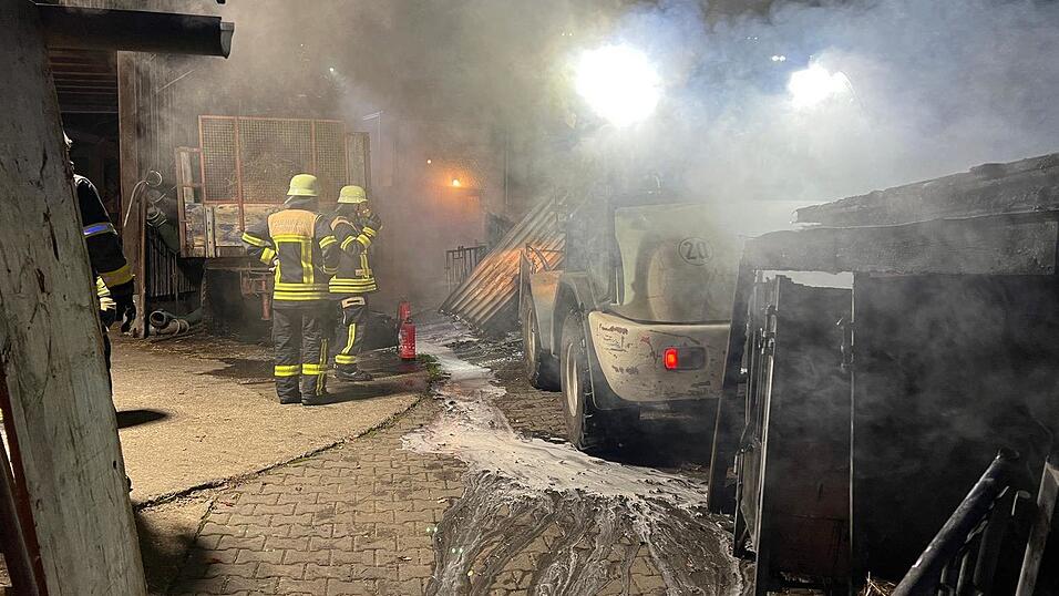 Der Anbau einer Stallung hat gebrannt.